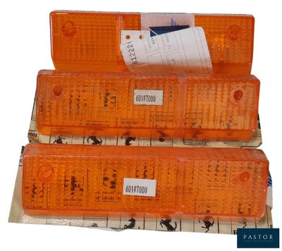 trois feux tricolores orange posés sur une feuille de papier
