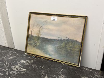 une photo d'un tableau posé sur une table près d'un mur