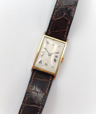 gros plan d'une montre-bracelet avec des chiffres romains