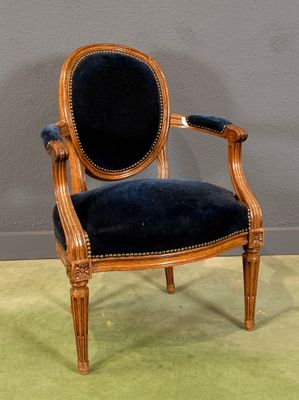 une chaise posée sur un sol recouvert de moquette