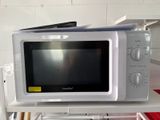 un micro-ondes posé sur une étagère dans une cuisine