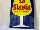 une enseigne sur laquelle on peut lire « La Slavia » et qui représente un verre de vin