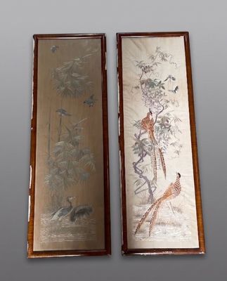 paire de peintures chinoises anciennes sur soie représentant des oiseaux et des fleurs
