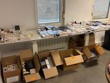 une pièce où s'entassent des cartons, encore et encore, par terre