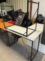 Deux bureaux simples plateaux blancs pieds métalliques
