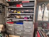 un garage encombré, avec des outils empilés sur les étagères