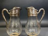 une paire de pichets anciens en verre plaqué argent