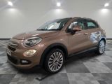 un SUV Fiat marron garé sur un sol à damier dans un showroom