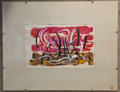 une photo d'une photo d'un tableau recouvert de graffitis