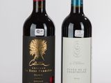 deux bouteilles de vin posées l'une à côté de l'autre sur une table