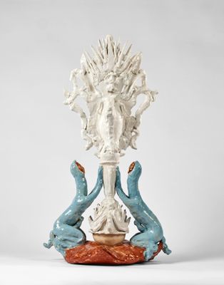 une photo d'une statue blanche et bleue posée sur une table