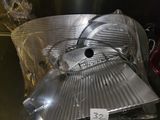 une photo d'un objet métallique emballé dans du plastique