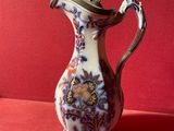 un vase blanc et bleu posé sur un fond rouge