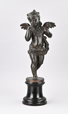 une image d'une statue en bronze représentant un Cupidon tenant une fleur