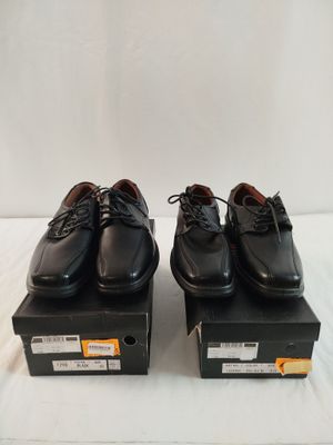 deux paires de chaussures noires posées sur une boîte noire