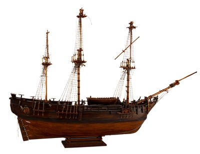 une maquette en bois d'un bateau sur fond blanc