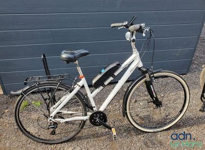 un vélo garé à côté d'un immeuble