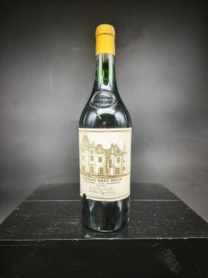 une bouteille de vin posée sur une table noire
