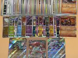 beaucoup de cartes sur la table avec beaucoup d'entre eux