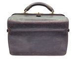 porte-documents en cuir marron sur fond blanc, avec une découpe au niveau de la poignée