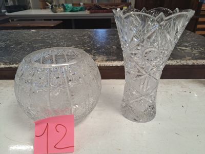 deux vases posés l'un à côté de l'autre sur un comptoir