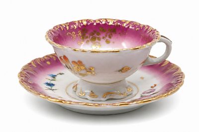 une tasse et une soucoupe, posées l'une sur l'autre