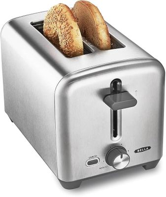 deux tranches de pain sont posées dans un grille-pain sur un fond blanc