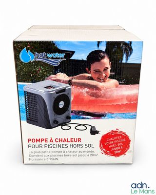 une boîte sur laquelle figure l'image d'un homme dans une piscine avec une pompe à air gonflable