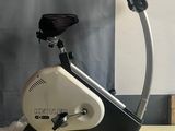 une photo d'un vélo d'appartement posé sur une table en bois