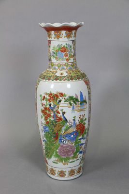 un vase orné d'un oiseau et de fleurs