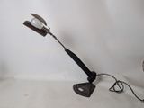 une lampe posée sur une table à côté d'un ventilateur