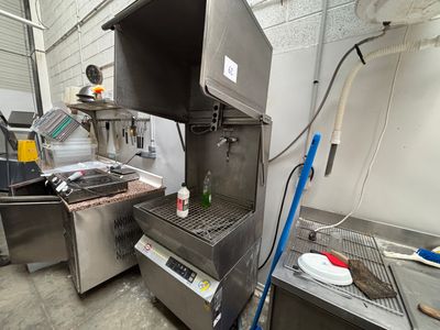 une image d'une cuisine commerciale avec des appareils en acier inoxydable