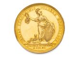 gros plan d'une pièce d'or sur fond blanc