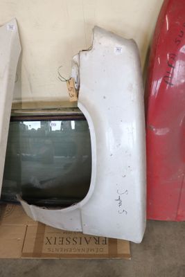 un téléviseur posé sur une boîte en carton, à côté d'autres objets