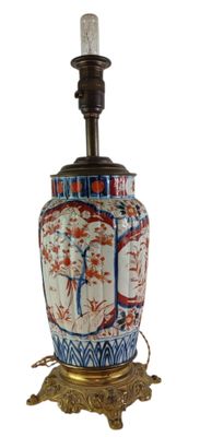 une lampe posée sur une table