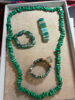 un collier, un bracelet et un ensemble de bracelets dans un coffret posé sur une table