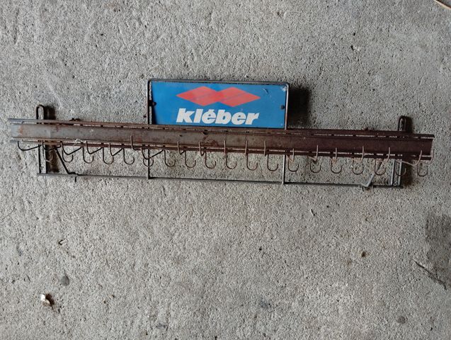 Lot de 2 présentoirs publicitaires de marque Kléber ayant servi p...