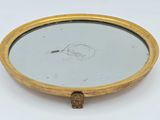 une assiette en or sur laquelle est représentée une personne