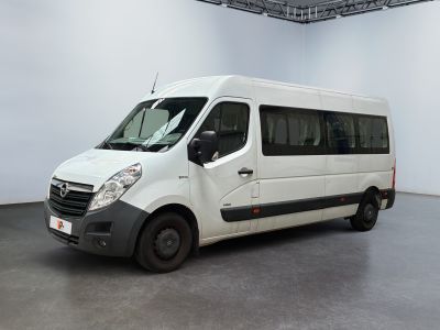 une camionnette blanche garée à l'intérieur d'un bâtiment