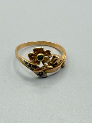 une image représentant une bague en or ornée d'une fleur