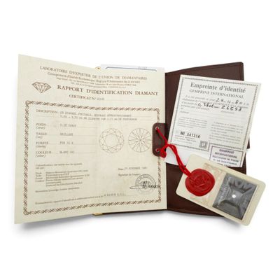 un passeport portant un cachet de cire rouge