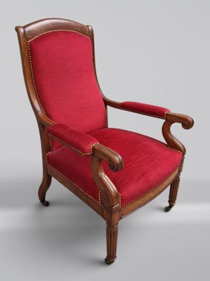 une vieille chaise recouverte de tissu rouge, recouverte de tissu rouge, recouverte de tissu rouge, recouverte de tissu rouge, recouverte de tissu rouge