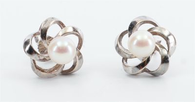 une paire de boucles d'oreilles en perles et en argent sur fond blanc