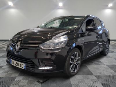 la voiture noire est garée sur un sol en damier dans le garage