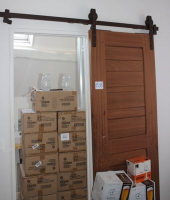 une pièce avec une porte coulissante et plusieurs cartons posés par terre