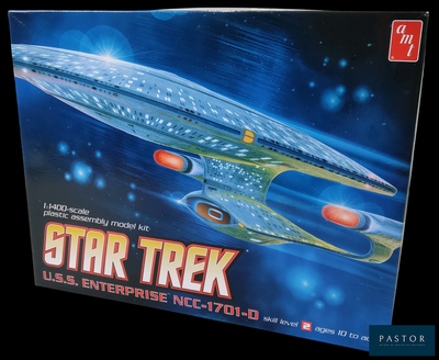 une maquette de vaisseau de Star Trek dans une boîte