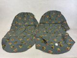 deux morceaux de tissu à motifs floraux posés sur une surface blanche