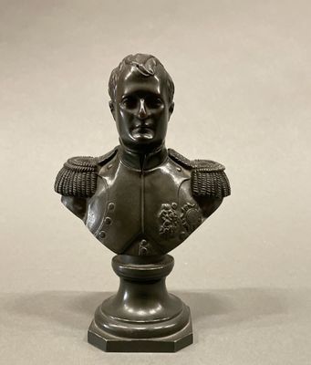 statue représentant le buste d'un homme en uniforme militaire, posée sur un socle