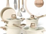 beaucoup de casseroles et de poêles sur la table
