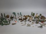 un grand nombre de jouets posés sur une table